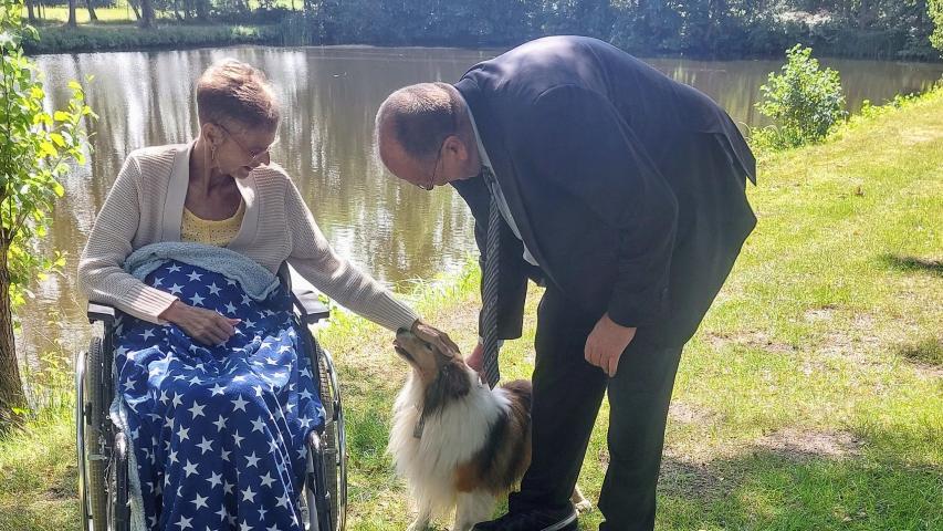 Birgit streichelt ihren Hund