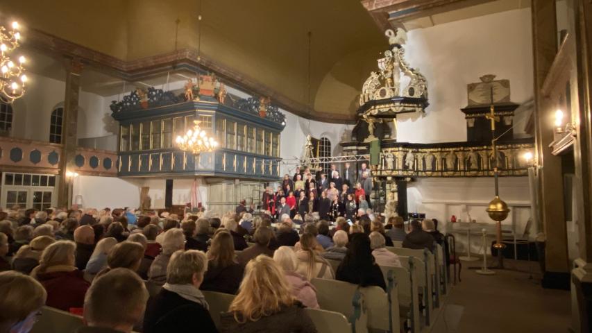 Der Gospelchor Pahlen singt in der Kirche